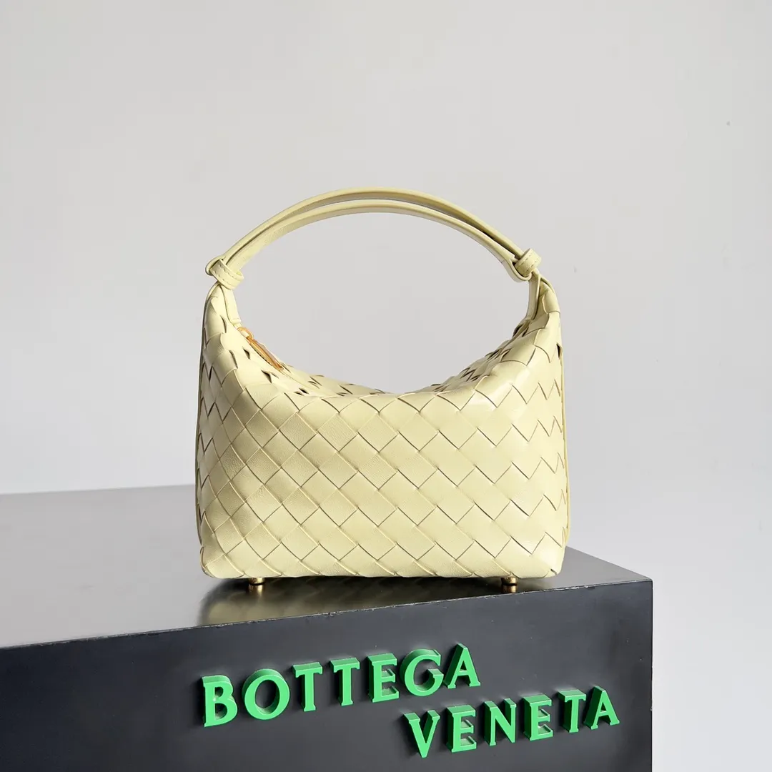 Batch 1360 It is predicted that BV Bottega’s lunch bag will be popular again this year. The entire bag is made of top nappa lambskin, which is very soft and lightweight. It also uses the intrecciato weaving process that the two founders spent several months developing from the beginning of the brand. It is completely hand-woven by Italian craftsmen. It perfectly reflects the craftsmanship of Bottega. The entire bag shape is also a very practical and popular lunch box bag type. The slightly curved arc of the bag mouth can also better fit our wrists. Style number: 754443 Size: 22*13*9